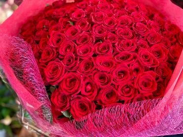 100本の赤バラの花束　｜「彩季舎」　（群馬県高崎市の花キューピット加盟店 花屋）のブログ