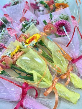 卒業祝い　ワンステムの花束｜「彩季舎」　（群馬県高崎市の花キューピット加盟店 花屋）のブログ