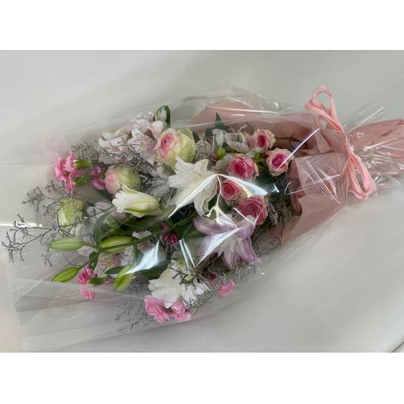 ホワイト・ピンク系の豪華な花束
